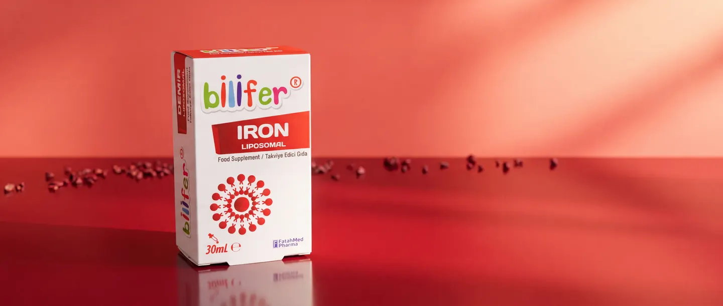Mercan kırmızısı bir çekim setinde Bilifer Iron kutusu